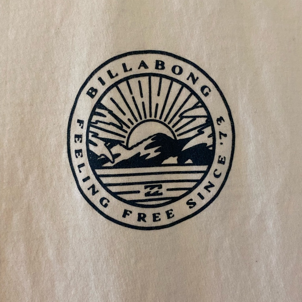 Billabong White Tee with Sun and Mountain Design Men’s EUC